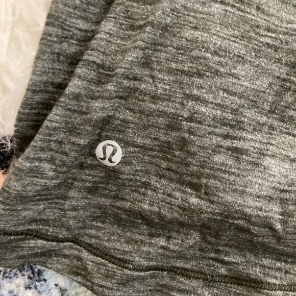 Lululemon Grey Tank Top with camouflage built in bra Sz 6 - Picture 3 of 4